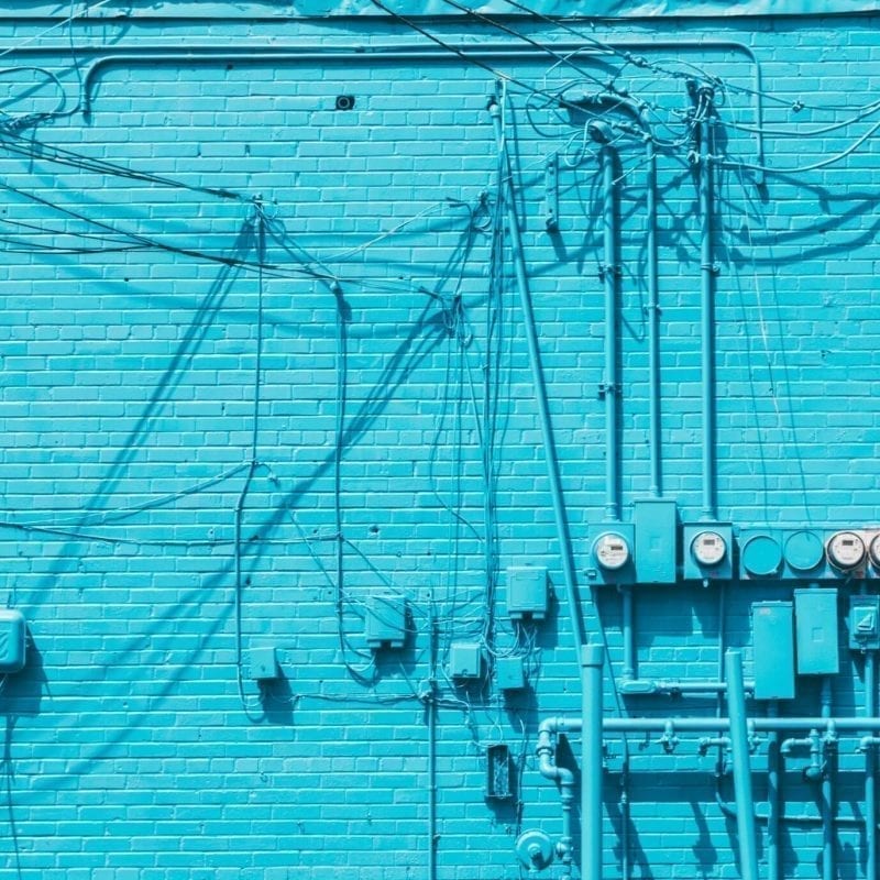 quadro de energia azul, cheio de fios