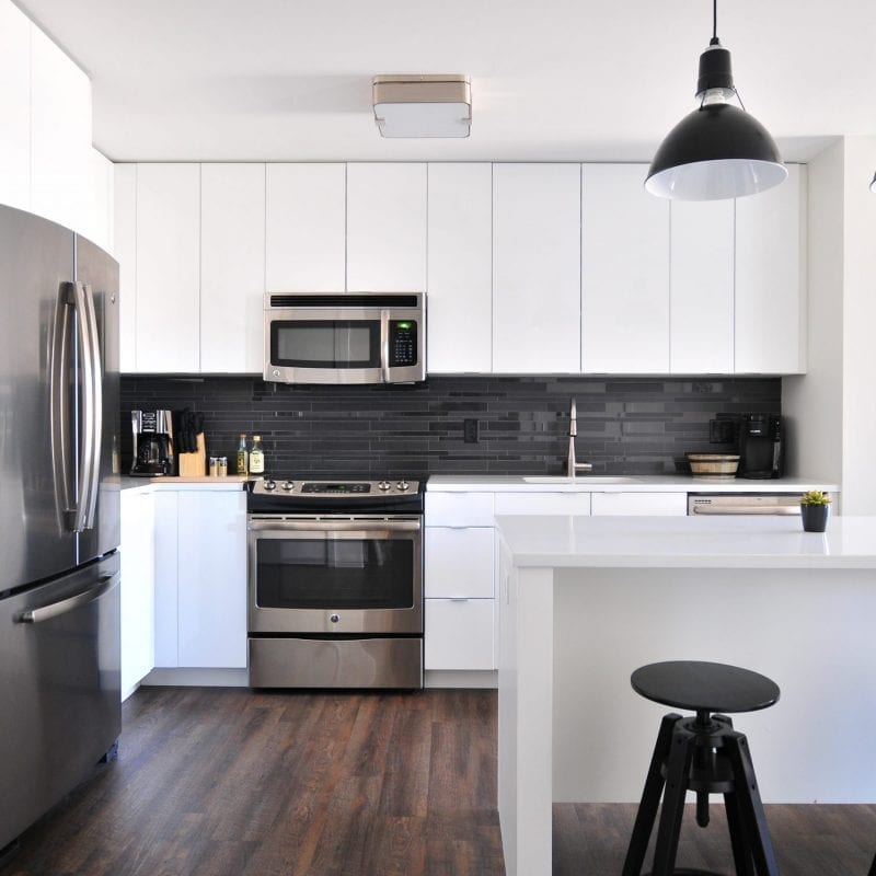 Imagem mostra a cozinha de uma casa com eletrodomésticos