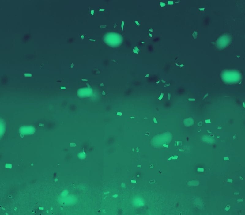 um ano de Clarke, confetes em um filtro verde