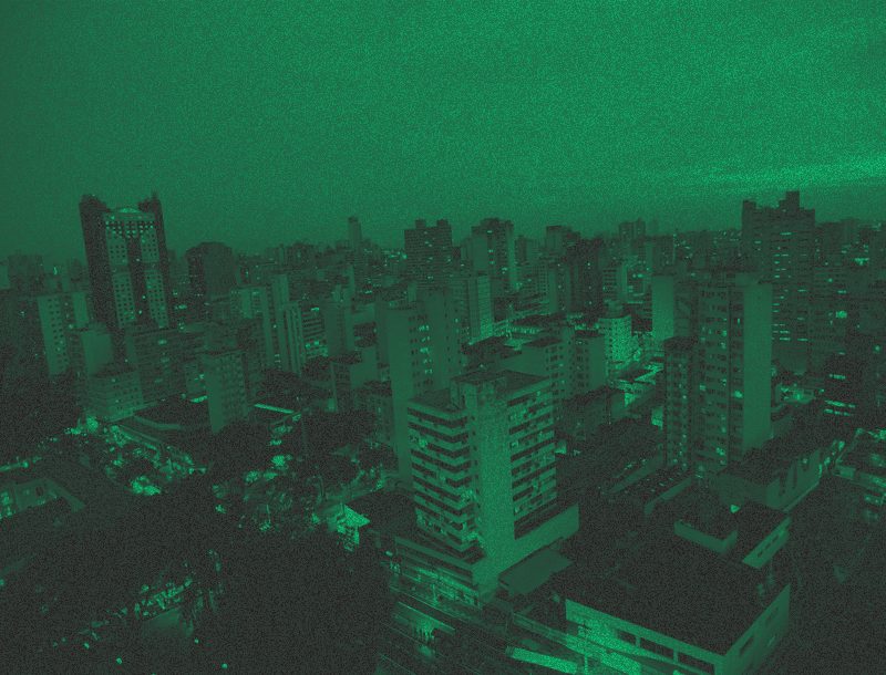 Cidade de Campinas ao anoitecer, com luzes acesas, com filtro verde