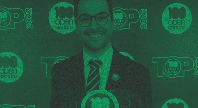 Pedro Rio, CEO da Clarke Energia, com o troféu do 100 Open Startups 2022 com filtro verde