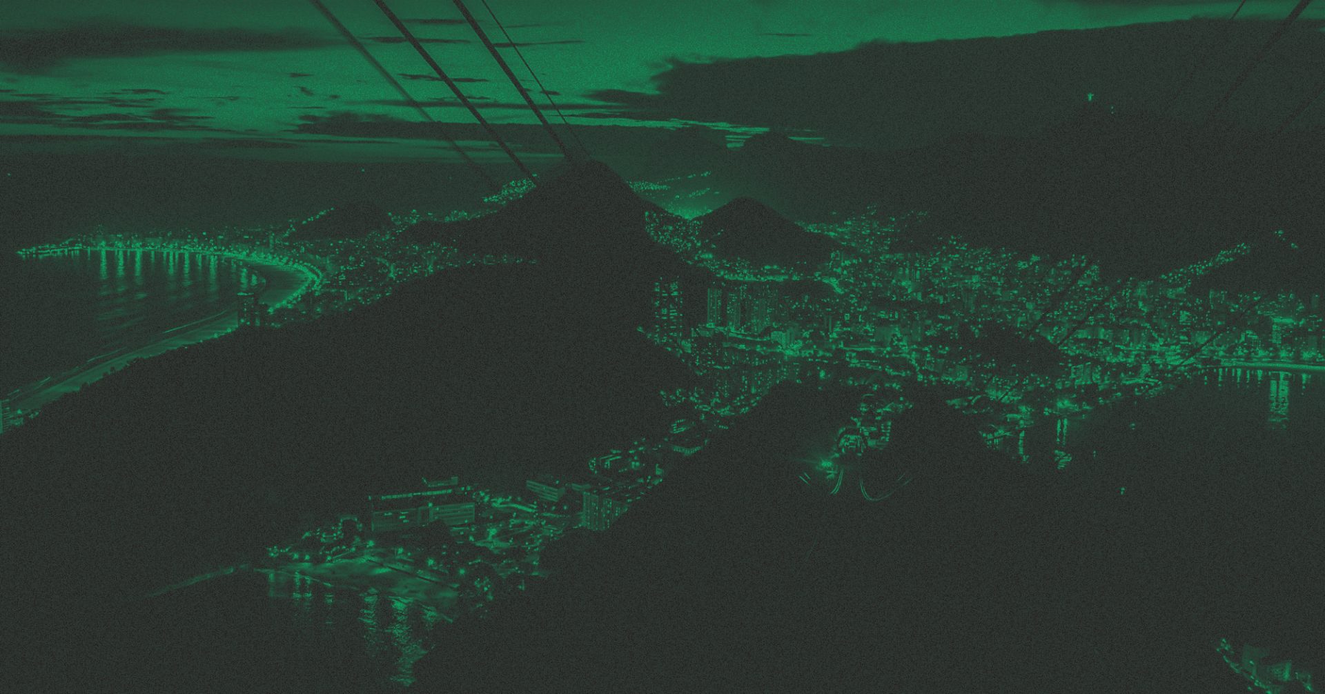 https://clarke.com.br/wp-content/uploads/2023/03/VERDE-RECORTADA-foto-aerea-das-luzes-dos-edificios-da-cidade-a-noite-perto-do-mar-e-das-montanhas-1-scaled.jpg
