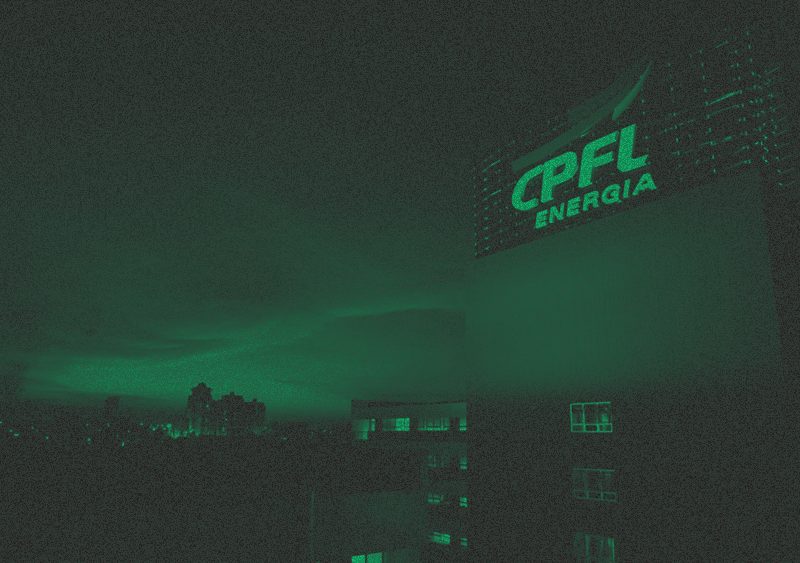 Vista de prédio da CPFL à noite, com filtro verde
