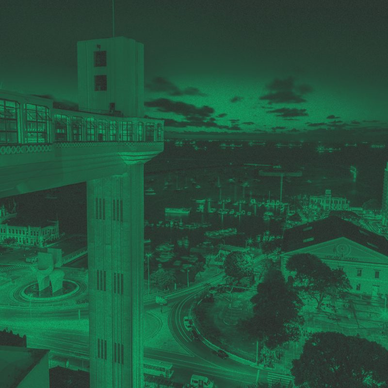 Foto noturna, com filtro verde, da região do Elevador Lacerda, em Salvador (BA), cidade atendida pela Neoenergia Coelba