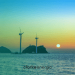 Parque eólico offshore fotografado em fim de tarde