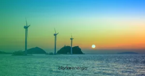 Parque eólico offshore fotografado em fim de tarde