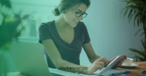 Mulher com óculos olhando para folha de papel