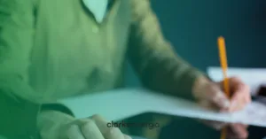 pessoa calculando a conta de luz