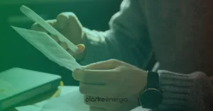 homem olhando para conta de luz