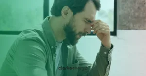 Empresário preocupado olhando pra conta de luz