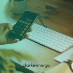 Pessoa calculando tarifa de energia