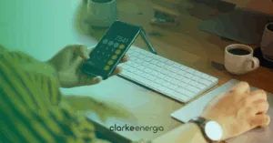 Pessoa calculando tarifa de energia