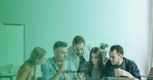 Pessoas em reunião com filtro verde