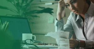 Pessoa preocupada fazendo cálculos