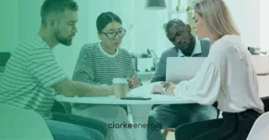 pessoas discutindo sobre custos fixos