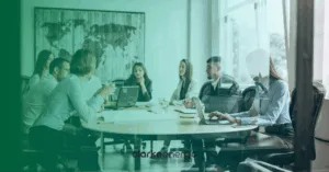 pessoas em reuniao discutindo custos operacionais