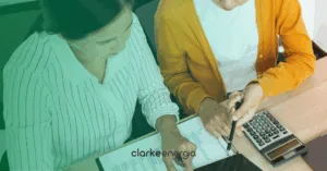 empresários calculando margem de lucro