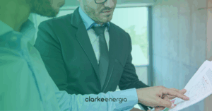 empresário calculando despesas com energia