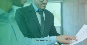 empresário calculando despesas com energia