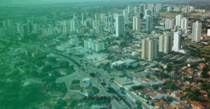 Vista da cidade de cuiabá com filtro verde