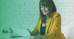 Pessoa calculando roi