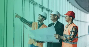 pessoas calculando a conta de luz