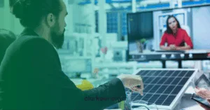 engenheiro analisando placas solares